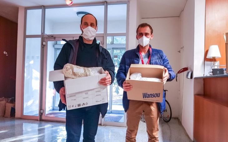 Zlínští divadelníci ušili pro nemocnici 500 látkových roušek, zdravotníci nabízí zájemcům materiál