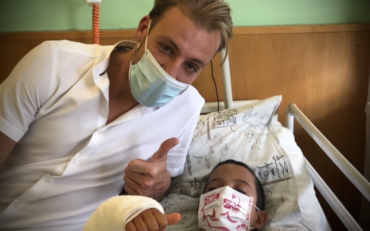 FN Ostrava: Malé pacienty na Den dětí rozveselil tanečník ze StarDance Martin Prágr
