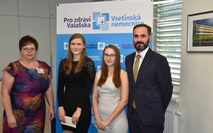 Vsetínská nemocnice: Cenu ředitelky získaly úspěšné maturantky Iveta Horká a Eliška Matoušková