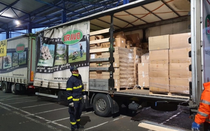 PARDUBICKÝ KRAJ: Kamiony se zdravotnickým materiálem vyjely na Ukrajinu
