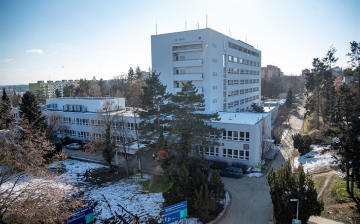 FN OLOMOUC: DĚTSKÁ KLINIKA DOSTALA NOVÉ AMBULANCE, FASÁDU I FOTOVOLTAIKU