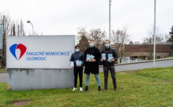 FN Olomouc: Zahraniční studenti zubního lékařství zařizuji pro veřejnost roušky zdar…