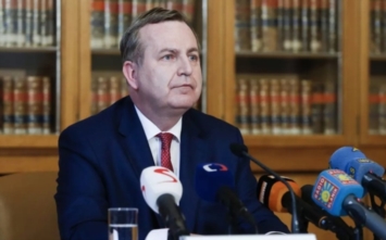 Novinky.cz: Rektor UK Zima leží ve vážném stavu v nemocnici, má covid